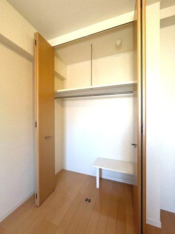 北側5.1帖洋室の天井まで活用できるクローゼット収納