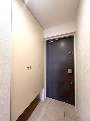 天井まである玄関には容量大のシューズボックス