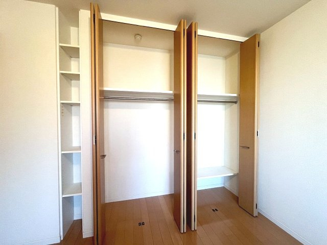 北側7.0帖洋室は天井高クローゼットと棚付き収納も有り