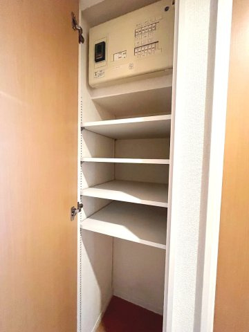 廊下物入収納、上部にはブレーカーあり