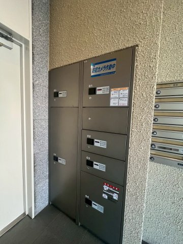 宅配ボックスがあり外出時も便利です