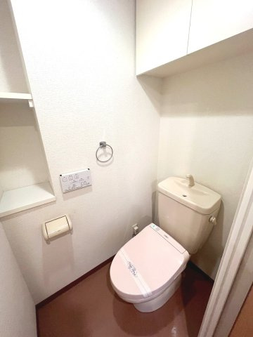 温水洗浄便座付きトイレ、上部にはあると嬉しい収納あり