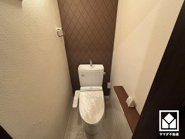 明るく清潔感溢れるトイレです。2連トイレットペーパーホルダーなのでお取替えの手間が軽減できます。