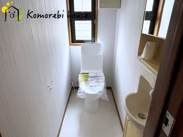 窓があり明るい空間のトイレです。