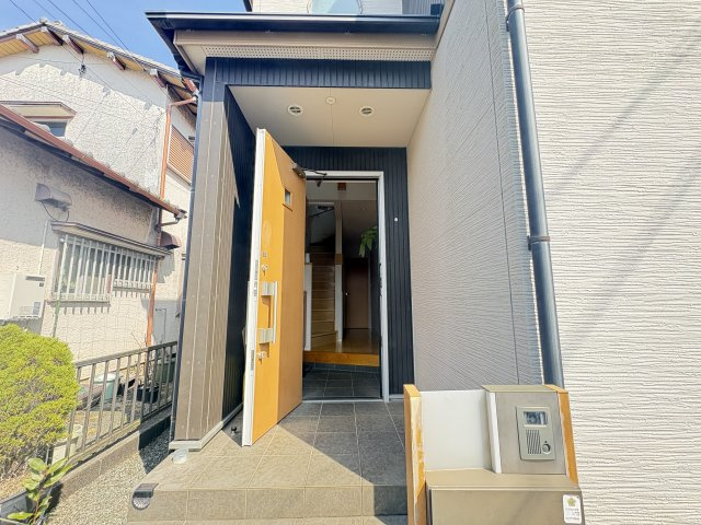 日差しが差し込むあたたかな玄関空間