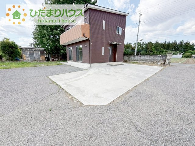 ゆったりとしたカースペースで、ファミリーカーや軽自動車もラクラク駐車出来ますね♪