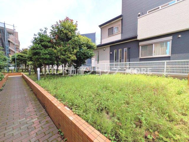 建物や壁に囲まれた外部空間で、採光・通風の確保、防犯性の向上といったメリットもございます。