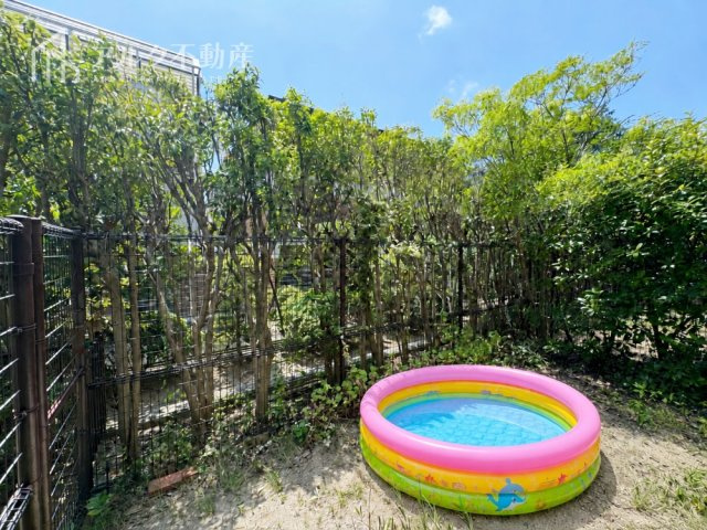約15平米の専用南庭。お子さまのプール遊びやガーデニングなどお楽しみいただけます！※小物はCG加工