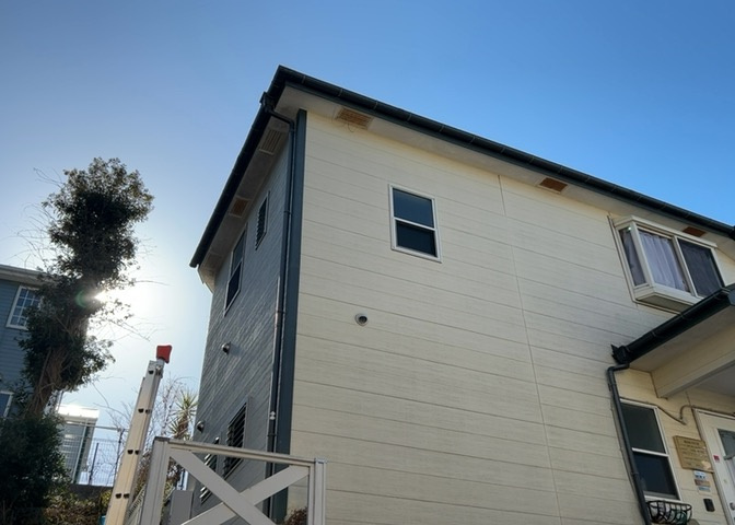 バルコニーは、室外の専用スペースのうち、「屋根がなく開放された空間」であるものを指します。ベランダより広いタイプのものが多く、日当たりもよいため家庭菜園などを楽しみたい人にとって適した環境となります。