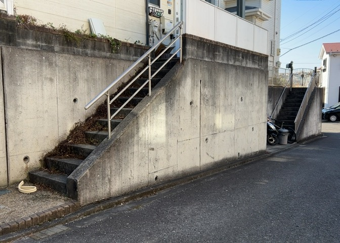 建物の基礎工事の方法は、主流となっているベタ基礎（防湿基礎）と布基礎の2種類に分類され、床下の通気性や耐久性などに違いがあります。建物の基礎部分の構造や付帯設備など詳細については現地でご確認ください。
