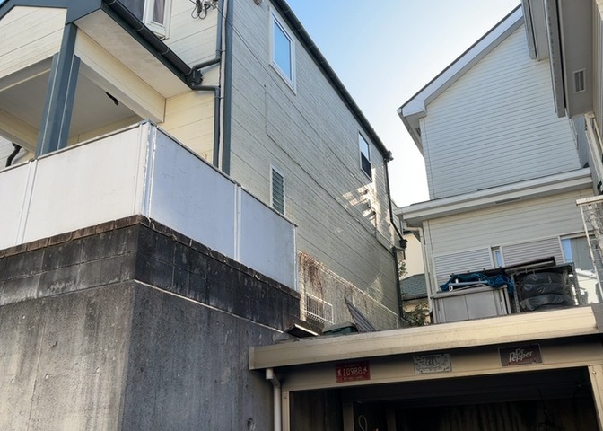 床下換気口は、床下に湿気がこもることを防ぎ、効果的に換気を行うために設置されています。床下換気口が設置されていない建物は、基礎パッキング工法などにより換気を行なっています。詳細は現地でご確認ください。