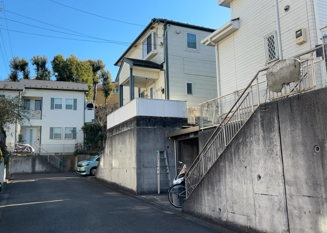 東側道路の場合は居室を南向きに設計しやすいため、朝日が入りやすいというメリットがあります。一方、西側道路も東側同様に居室を南向きに設計しやすいのですが、住宅地だと朝日が入りにくいという弱点があります。