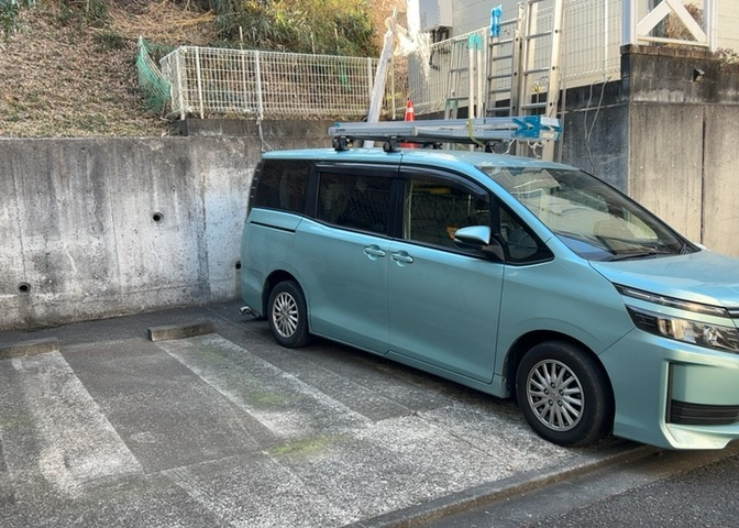 車一台あたりに必要なスペースは、標準サイズの普通自動車で横幅2m50cm、長さ5mは必要になります。ただし、乗降のことも考慮して横幅3m30cm、長さ5m50cmほどは確保できるところを選びましょう。