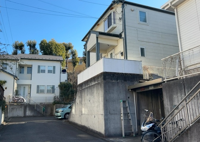住宅用の土地では前面道路に2m以上接していなければならないと法律で定められています。しかし、お持ちの車のサイズやライフスタイルなどにより、2mでは利便が悪い場合もございますので、事前に確認しましょう。