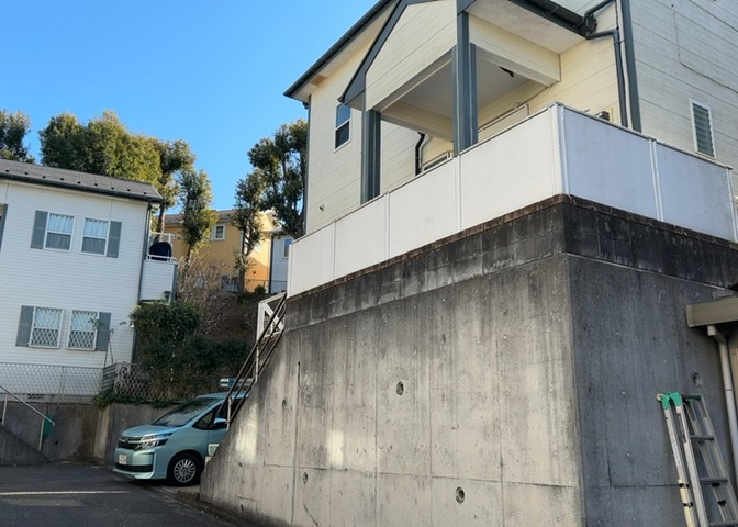 道幅が広い場所は日当たりや風通が良好です。幅が広いのですれ違いも可能ですし大きな車でも駐車可能！一方で、大型車が通ることも多くなるため交通量の増加により騒音に繋がります。また土地の値段が高くなります。