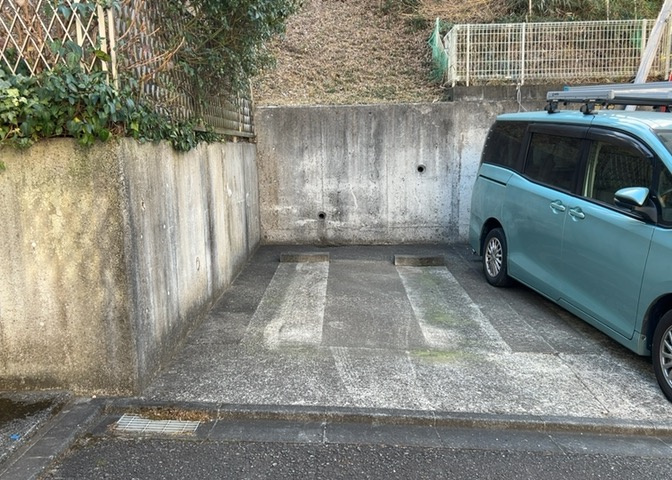 駐車場と明記されていても、最小スペースでつくられた駐車場だと大型車は駐車できなかったり、出入りしにくくなったりする可能性があります。お車のサイズと購入したい物件の駐車場のサイズを現地で確認しましょう。
