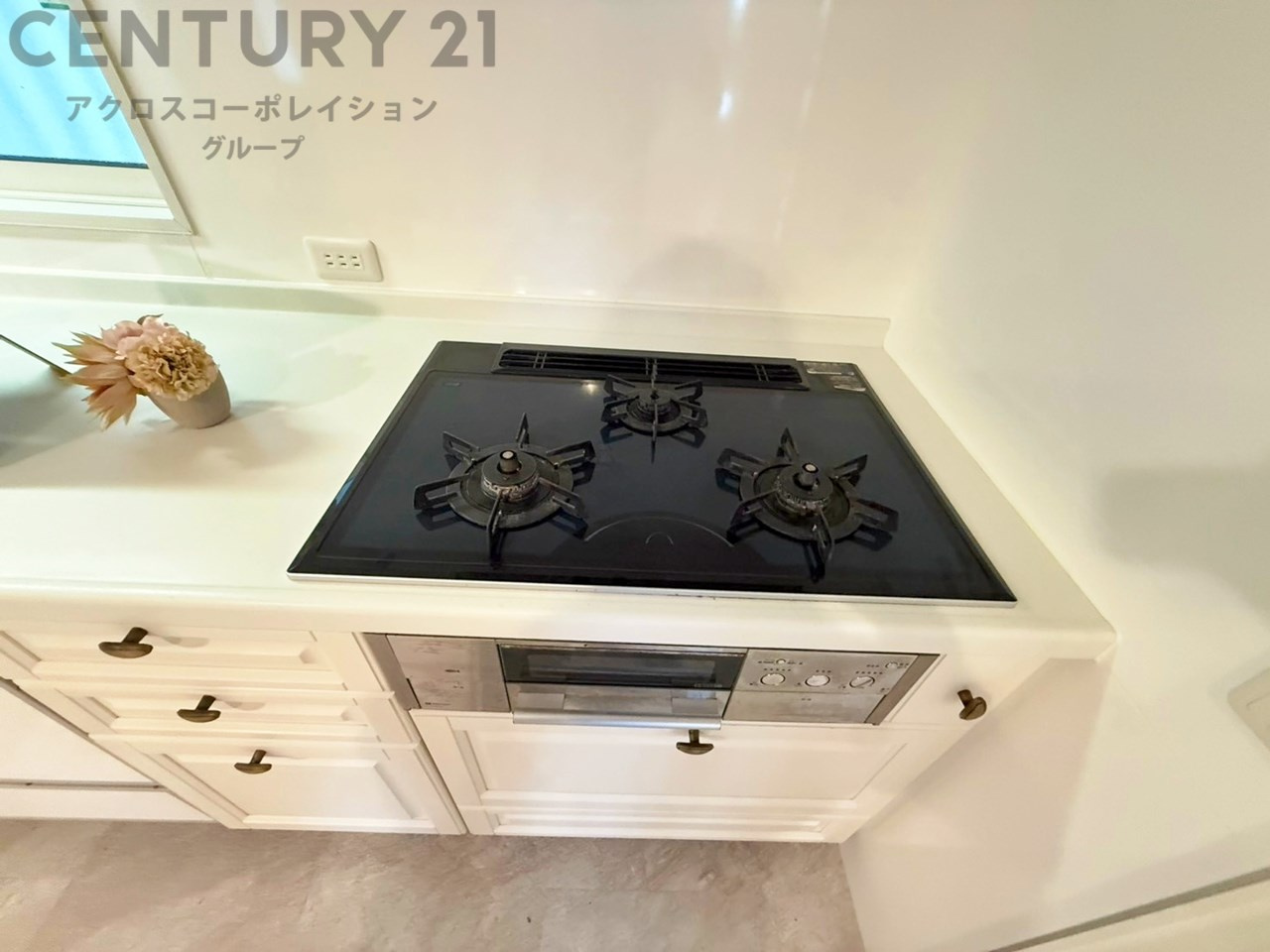 多数の調理器具を同時に使用でき、料理の効率化が可能。省エネで節約になり、様々な料理スタイルに適応できます。また、火力調整が独立しており、手入れや掃除もしやすく、今よりもっとお料理が楽しくなるかも。　