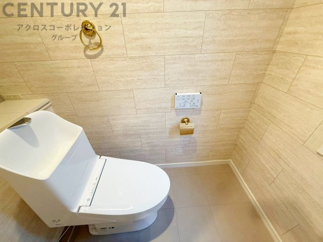 温水洗浄便座付トイレは温水洗浄機能により、暖かい水でおしりを洗浄することができ、冷たい水を使う従来の便座に比べ、温水洗浄機能で暖かいトイレを提供し、快適な使用を可能にします。　