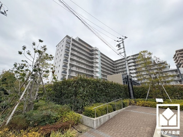 阪神電鉄本線・なんば線「大物」駅まで徒歩約8分、JR福知山線「尼崎」駅まで徒歩約26分の立地。