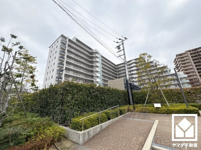 「関西スーパー苦楽園店」まで徒歩5分、「コープ苦楽園」まで徒歩9分、「コープ苦楽園」まで徒歩9分など、お買い物施設が徒歩圏内に複数あり便利な住環境です。