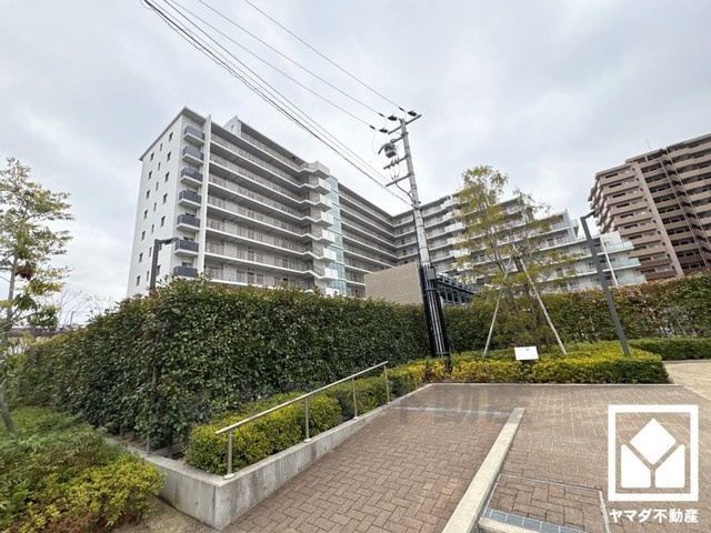 「ファミリーマート尼崎南警察署前」まで徒歩4分、「マックスバリュエクスプレス大物店」まで徒歩8分など、他にもお買い物施設が複数あり、便利な住環境です。