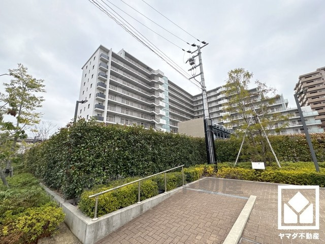 西側には緑豊かな庄下川が流れています。川沿いには遊歩道が整備されており、四季折々の自然を感じながらお散歩やジョギング・サイクリングなどの運動も楽しめる住環境です。
