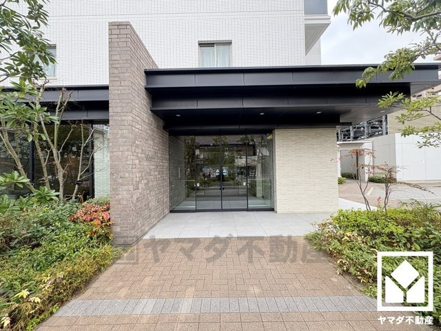 緑に囲まれたエントランスが、都会の喧騒を忘れさせる。自然と調和する、美しい迎賓空間。