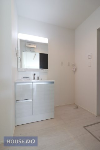 【洗髪洗面化粧台】大きな洗面ボウルとハンドシャワーで、お風呂に入らなくても洗面台で手軽に洗髪♪三面鏡の裏側には収納スペースがあります。