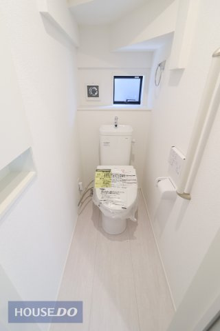 【トイレ】温水洗浄暖房便座付き。2箇所あるので、忙しい朝でも安心♪ほっと一息つけるプライベート空間は広めの設計となっております。
