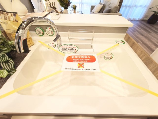 【シンク】　人造大理石のシンクは天板との継ぎ目がないためお手入れがラクラク♪