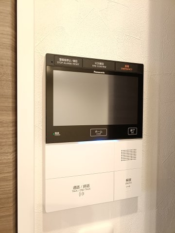 【TVモニター付きインターフォン】　訪問者の顔を見ることができるので、安心してドアを開けられます。