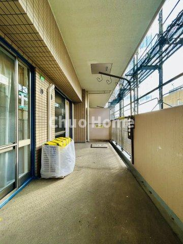 【バルコニー】幅もあって、奥行きもあるゆとりのバルコニー。洗濯物を干したり乾かしたりだけでなく、ただ出てみるだけでも気持ちいいですよ。