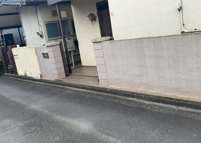 車一台あたりに必要なスペースは、標準サイズの普通自動車で横幅2m50cm、長さ5mは必要になります。ただし、乗降のことも考慮して横幅3m30cm、長さ5m50cmほどは確保できるところを選びましょう。
