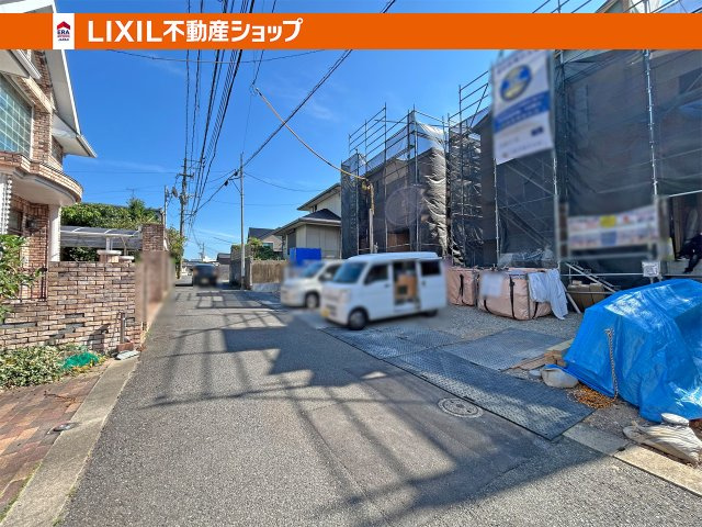 約4ｍ幅の前面道路です。駐車台数は、2台可能です。