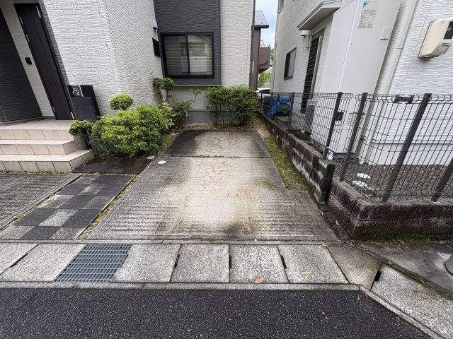 敷地内に駐車スペースを確保しており、お車をお持ちの方にも安心。前面道路との高低差も少なく、駐車のしやすい設計です。日常の車の出し入れもスムーズに行え、生活の利便性を高めてくれます。