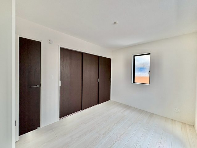 洋室6帖・収納付きで、お部屋がすっきり片付きます。隣室の引き戸を開ければ、12帖としてもご利用できます