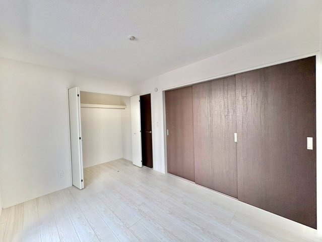 洋室6帖・収納付きで、お部屋がすっきり片付きます。隣室の引き戸を開ければ、12帖としてもご利用できます