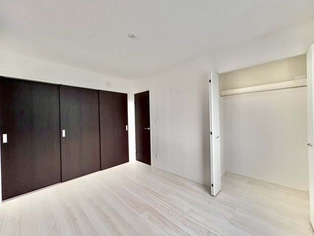 洋室6帖・収納付きで、お部屋がすっきり片付きます。隣室の引き戸を開ければ、12帖としてもご利用できます