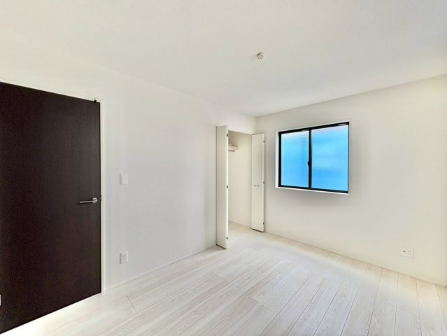 洋室6帖・収納付きで、お部屋がすっきり片付きます。隣室の引き戸を開ければ、12帖としてもご利用できます