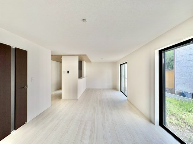 家族が自然と集まる、明るく開放的なリビング空間。　のんびりくつろげる、居心地のよさが魅力です。