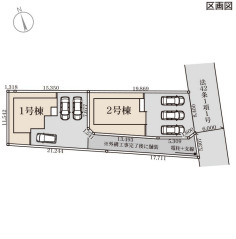 ゆとりある敷地設計。駐車スペースや庭もバランスよく配置されています。