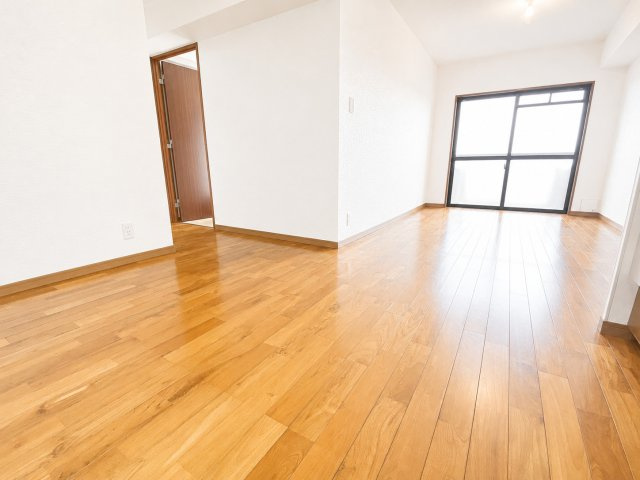 床は無垢材を使用しており暖かみのある室内です
