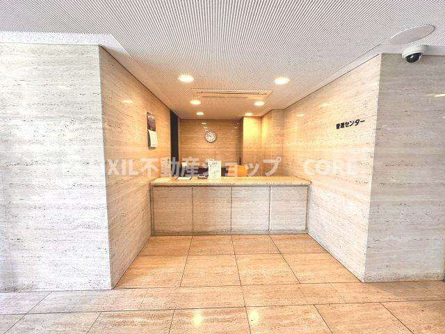 ラウンジは、マンションの共用スペースに椅子やテーブルなどを配置した利用者が寛げる空間です。