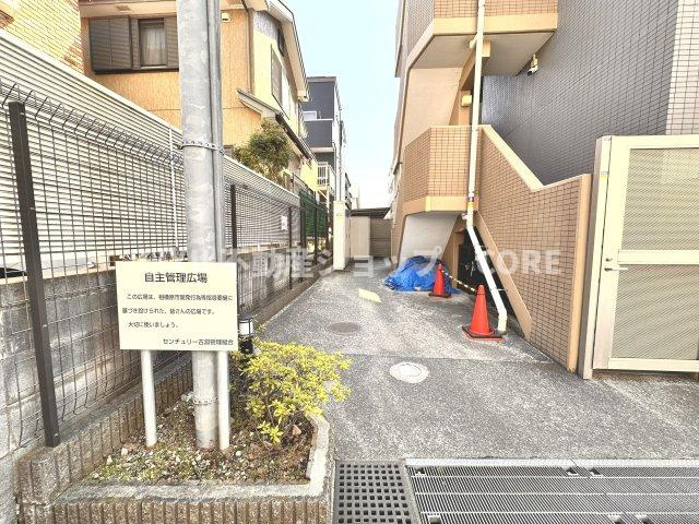 建物や壁に囲まれた外部空間で、採光・通風の確保、防犯性の向上といったメリットもございます。