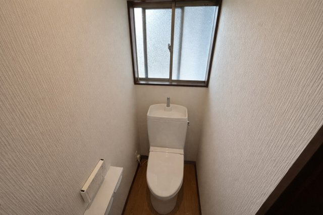 窓付きで換気がしやすく、清潔感のあるトイレ空間です。自然光も取り込めるため明るく快適にご利用いただけます。シンプルな造りでお手入れもしやすく、日々の使い勝手にも配慮された仕様となっております。