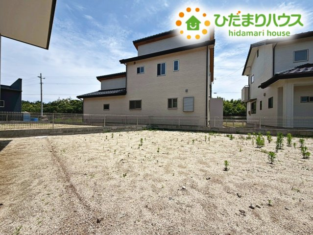 日当たりの良い広い庭。友人や親せきが集まってＢＢＱをしたり、ペットと遊んだり。　一戸建てならではの楽しさが広がります(*^-^*)