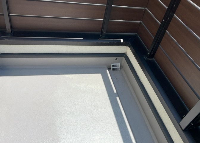 バルコニーは、室外の専用スペースのうち、「屋根がなく開放された空間」であるものを指します。ベランダより広いタイプのものが多く、日当たりもよいため家庭菜園などを楽しみたい人にとって適した環境となります。