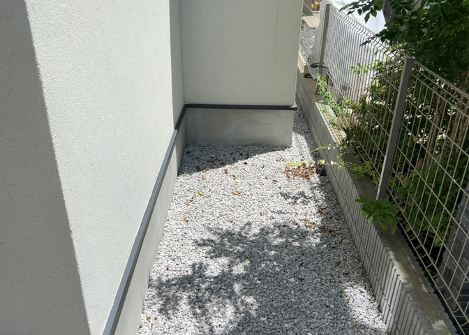 庭があることでガーデニングや家庭菜園はもちろん、こどもの遊び場やペットを放して遊ぶことができます。また、家の周囲に余裕があるということです。隣地との間があれば、十分な日当たりと、風通しが確保できます。