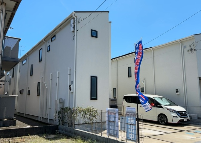 住宅用の土地では前面道路に2m以上接していなければならないと法律で定められています。しかし、お持ちの車のサイズやライフスタイルなどにより、2mでは利便が悪い場合もございますので、事前に確認しましょう。