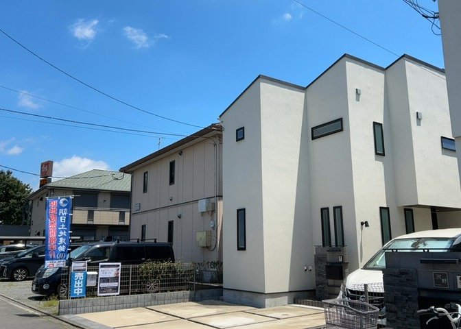 お持ちの車種によっては前面道路が広い方が便利でしょう。しかし、前面道路が広ければその分交通量が多くなるため、騒音などが気になる場合があります。実際に現地を見学し、周辺交通量や騒音などを確認しましょう！